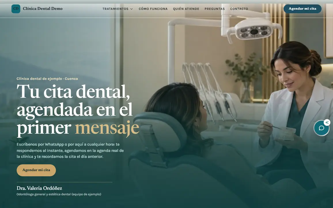 Clínica dental de ejemplo en escritorio: portada con la doctora, tratamientos y el botón de la burbuja del Agente de IA